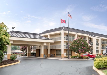 Pet Friendly Quality Inn Merchants Drive in Knoxville, Tennessee