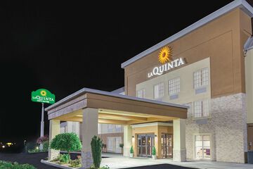 Pet Friendly La Quinta Inn & Suites Knoxville North I-75 in Powell, Tennessee