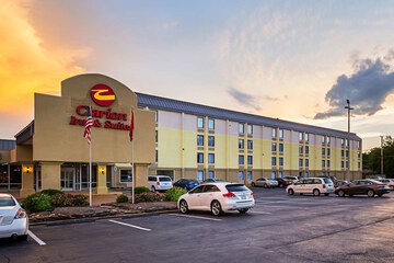 Pet Friendly Clarion Inn and Suites near Downtown in Knoxville, Tennessee
