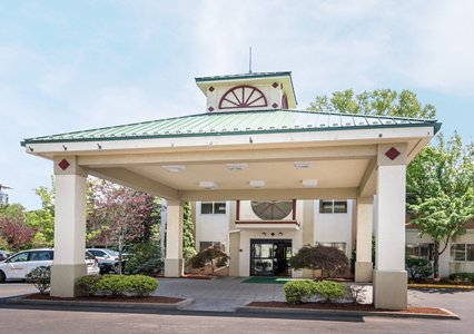 Pet Friendly Quality Inn & Suites in Lexington, Massachusetts