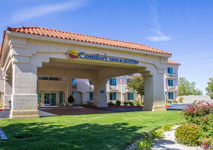 Pet Friendly Comfort Inn & Suites in Lancaster, California