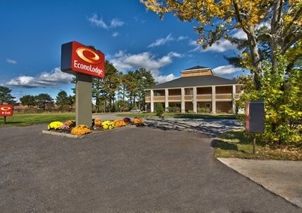 Pet Friendly Econo Lodge Maine Mall in South Portland, Maine