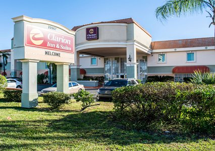 Pet Friendly Clarion Inn & Suites Central Clearwater Beach in Clearwater, Florida