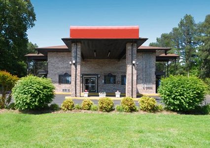 Pet Friendly Econo Lodge in Martin, Tennessee