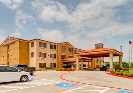 Pet Friendly Comfort Suites Lake Ray Hubbard in Rowlett, Texas