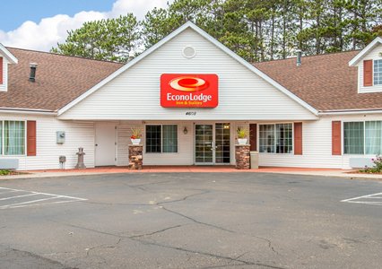 Pet Friendly Econo Lodge Inn & Suites in Eau Claire, Wisconsin