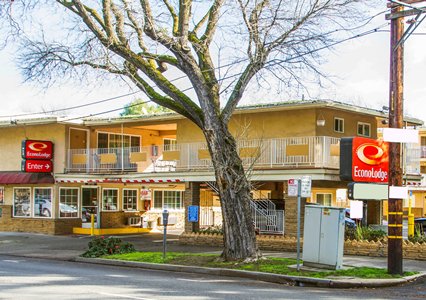 Pet Friendly Econo Lodge Sacramento Convention Center in Sacramento, California