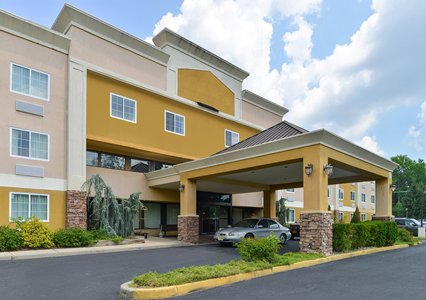 Pet Friendly Quality Suites in Tinton Falls, New Jersey