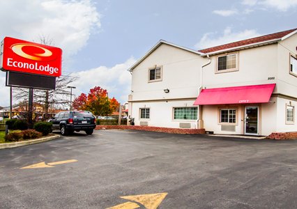 Pet Friendly Econo Lodge in Tonawanda, New York