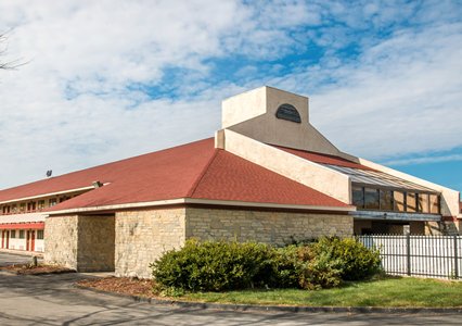 Pet Friendly Econo Lodge in Holland, Ohio