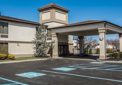 Pet Friendly Quality Inn & Suites NJ State Capital Area in Morrisville, Pennsylvania