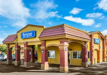 Pet Friendly Rodeway Inn & Suites in Corona, California