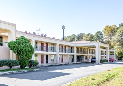 Pet Friendly Econo Lodge in Union City, Georgia