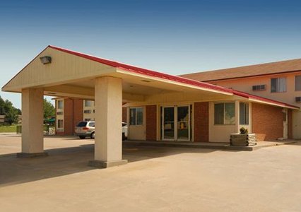 Pet Friendly Econo Lodge in Emporia, Kansas