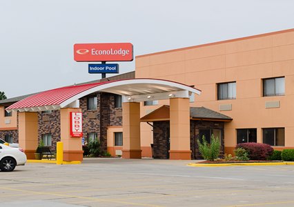 Pet Friendly Econo Lodge at Wanamaker in Topeka, Kansas