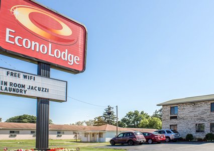 Pet Friendly Econo Lodge in Elkhart, Indiana