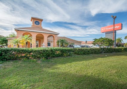 Pet Friendly Econo Lodge Airport at RJ Stadium in Tampa, Florida