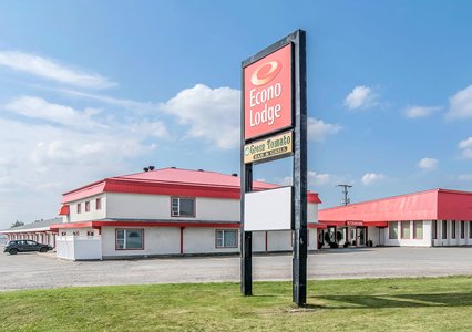 Pet Friendly Econo Lodge in New Liskeard, Ontario