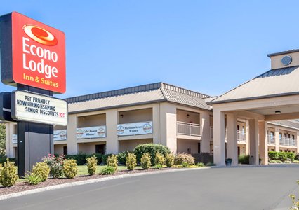 Pet Friendly Econo Lodge Inn & Suites East in Knoxville, Tennessee