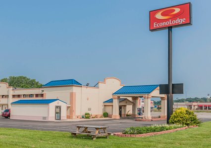 Pet Friendly Econo Lodge in Cloverdale, Indiana