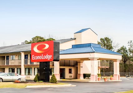 Pet Friendly Econo Lodge North in Battleboro, North Carolina