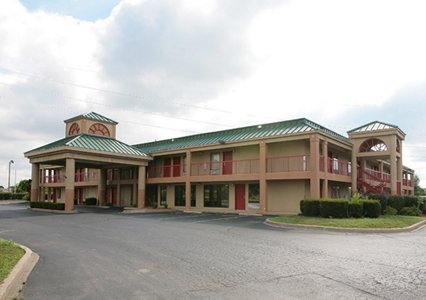 Pet Friendly Econo Lodge Inn & Suites I-65 in Brooks, Kentucky
