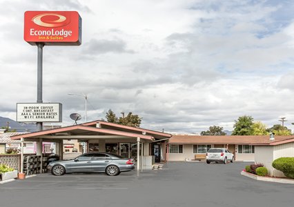 Pet Friendly Econo Lodge Inn & Suites in Yreka, California