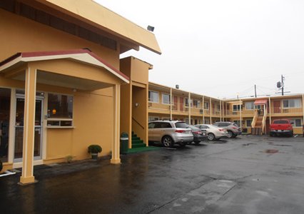 Pet Friendly Holiday Lodge Yakima in Yakima, Washington