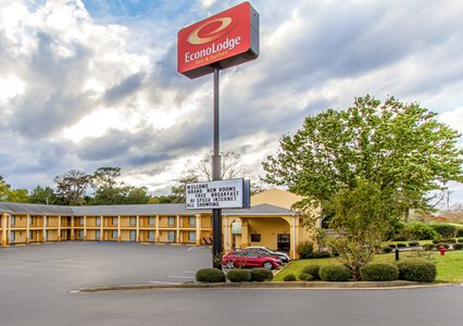 Pet Friendly Econo Lodge Inn & Suites in Evergreen, Alabama