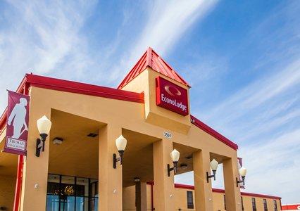 Pet Friendly Econo Lodge Truman Inn in Sedalia, Missouri