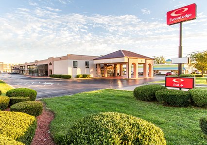 Pet Friendly Econo Lodge & Suites in Clarksville, Tennessee