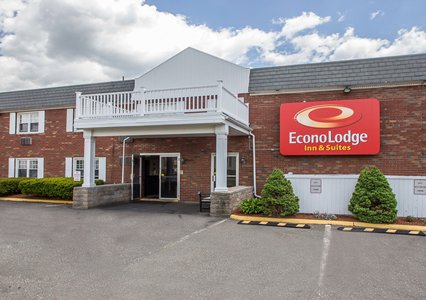 Pet Friendly Econo Lodge Inn & Suites Airport in Windsor Locks, Connecticut