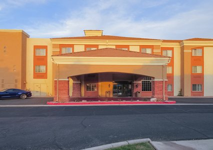 Pet Friendly Comfort Inn & Suites at Talavi in Glendale, Arizona