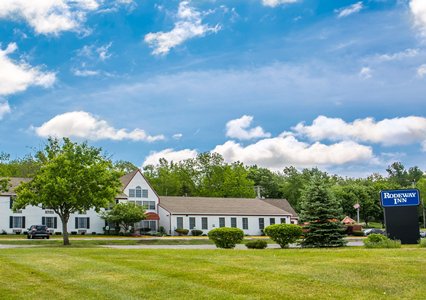 Pet Friendly Rodeway Inn in Lakeville, New York