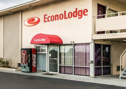 Pet Friendly Econo Lodge in Findlay, Ohio