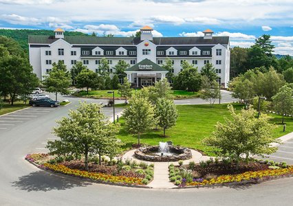 Pet Friendly Comfort Inn & Suites Near Burke Mountain in Saint Johnsbury, Vermont