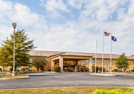 Pet Friendly Quality Inn and Suites Benton - Draffenville in Benton, Kentucky