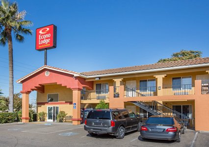 Pet Friendly Econo Lodge Inn and Suites Lodi in Lodi, California