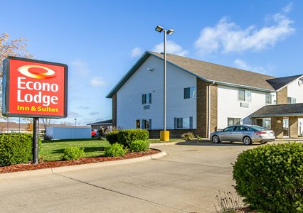 Pet Friendly Econo Lodge & Suites in Pekin, Illinois