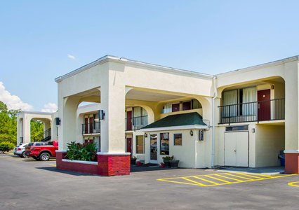 Pet Friendly Econo Lodge in Andalusia, Alabama