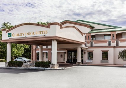 Pet Friendly Quality Inn & Suites in Quakertown, Pennsylvania