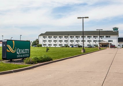 Pet Friendly Quality Inn & Suites Eldridge Davenport North in Eldridge, Iowa