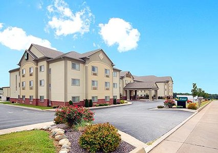 Pet Friendly Quality Inn & Suites in Hannibal, Missouri