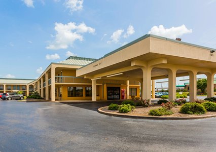 Pet Friendly Econo Lodge Inn & Suites in Montgomery, Alabama