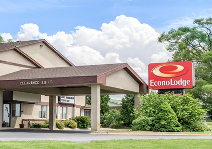 Pet Friendly Econo Lodge in Traverse City, Michigan