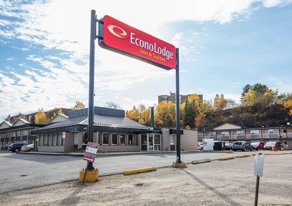 Pet Friendly Econo Lodge Inn & Suites City Centre in Red Deer, Alberta