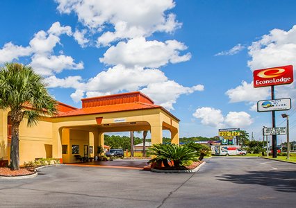 Pet Friendly Econo Lodge Cumberland in Kingsland, Georgia