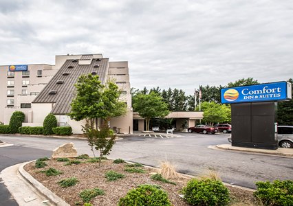 Pet Friendly Comfort Inn & Suites Crabtree Valley in Raleigh, North Carolina