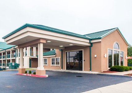 Pet Friendly Econo Lodge at Thousand Hills in Branson, Missouri