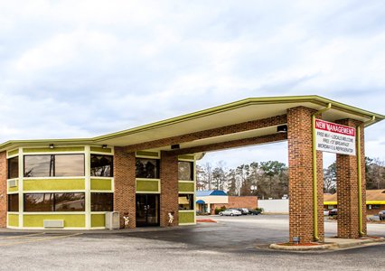 Pet Friendly Econo Lodge in Whiteville, North Carolina